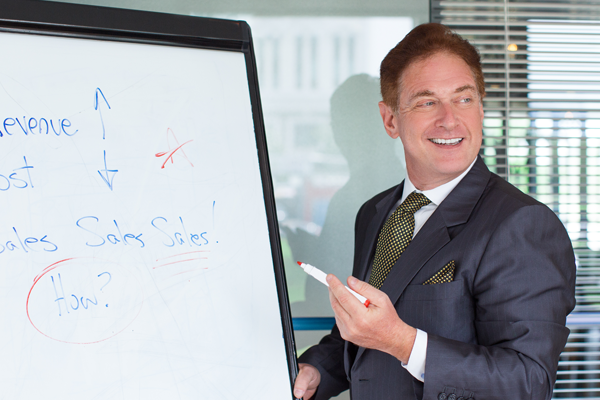 英会話研修を行うネイティブ講師