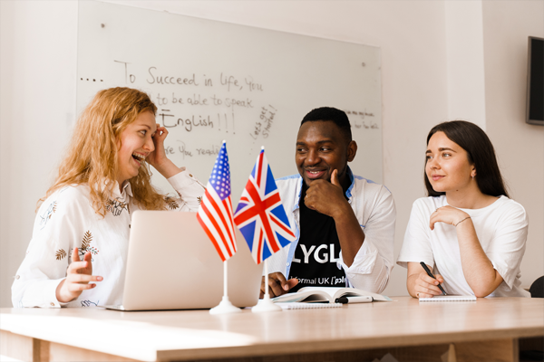 英会話AEONで英会話を楽しむ人々
