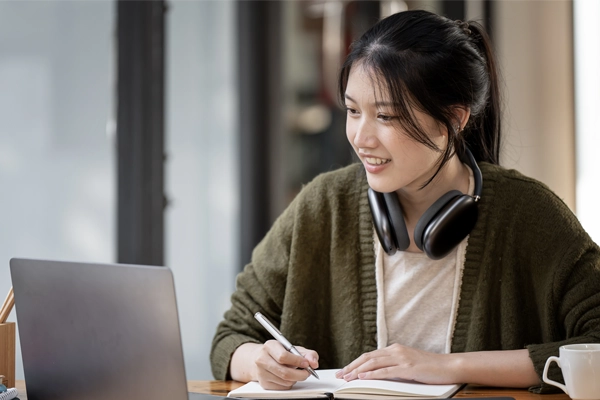 韓国語を自宅からオンライン韓国語教室で学ぶ女性の画像