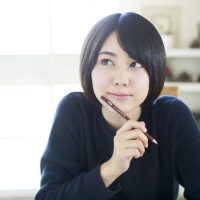 語学を学ぶ女性