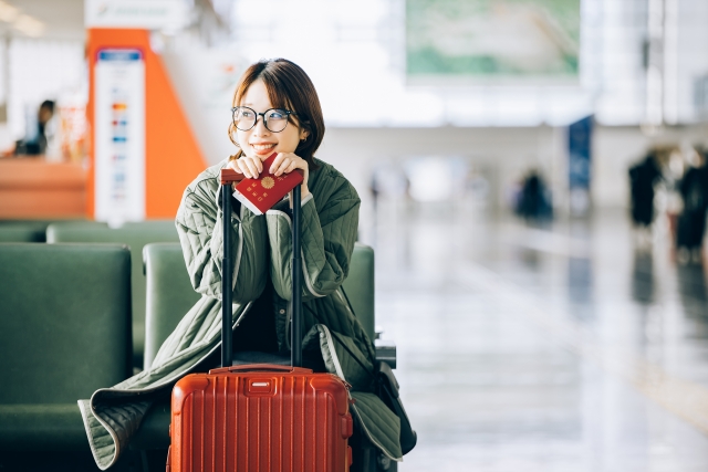 海外へ出発する女性。空港にて