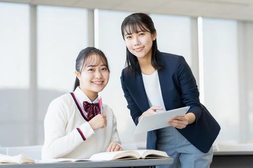 日本人学生が日本人講師と英検の学習をする様子